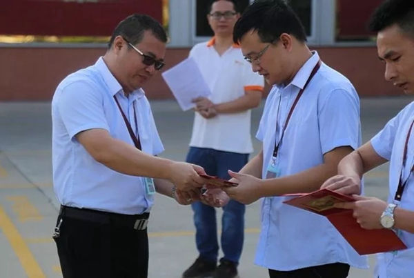 帝奥斯门窗十月份升旗仪式与员工表彰大会