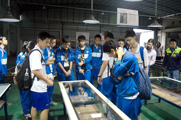 广雅中学组织学生参观博森特彩窗生产基地