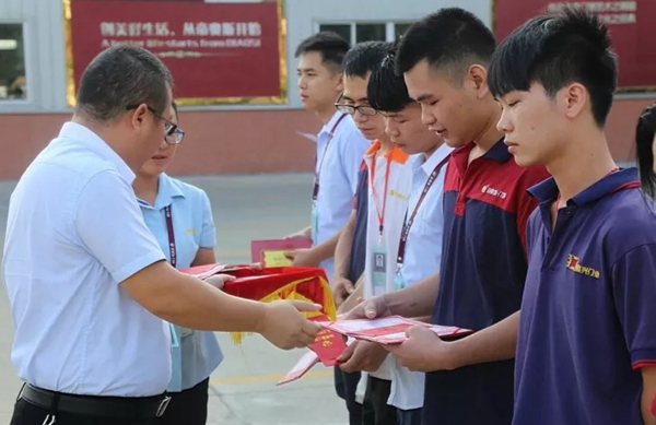 帝奥斯门窗十月份升旗仪式与员工表彰大会