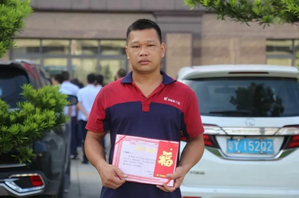帝奥斯门窗十月份升旗仪式与员工表彰大会
