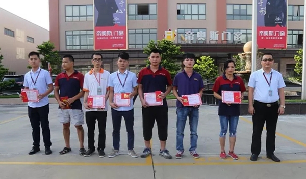 帝奥斯门窗十月份升旗仪式与员工表彰大会