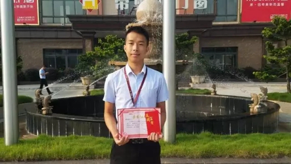 帝奥斯门窗十月份升旗仪式与员工表彰大会