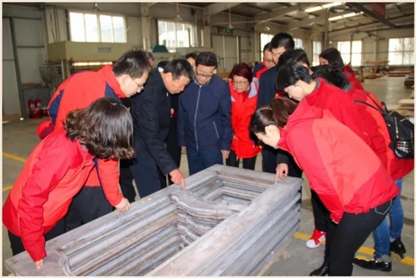 中国木材与木制品流通协会木门窗专委会张国林会长莅临万家园参观指导 中国木材与木制品流通协会木门窗专委会张国林会长莅临万家园参观指导