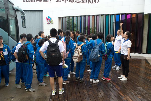 广雅中学组织学生参观博森特彩窗生产基地