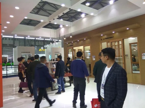 展会直击：伟业开启“全铝定制家”盛大登场，绽放上海