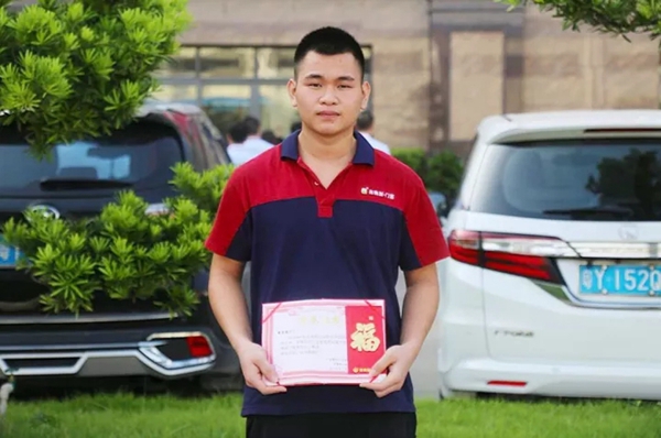 帝奥斯门窗十月份升旗仪式与员工表彰大会