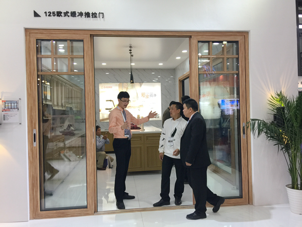 伟业副总经理李伟萍:定制全屋铝家居,“节能黑科技”盛大亮相幕墙展 伟业副总经理李伟萍:定制全屋铝家居,“节能黑科技”盛大亮相幕墙展
