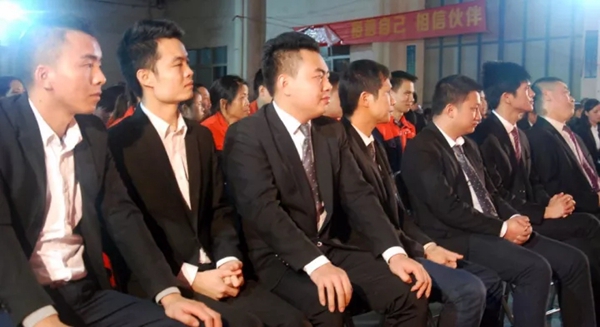 “中国梦•伊盾梦•幸福梦” 气势如虹！伊盾门窗征战2018誓师大会隆重召开！