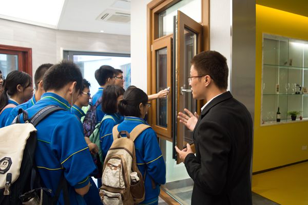 广雅中学组织学生参观博森特彩窗生产基地