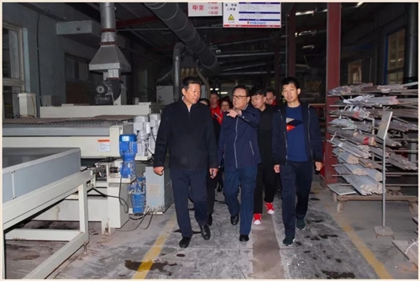 中国木材与木制品流通协会木门窗专委会张国林会长莅临万家园参观指导 中国木材与木制品流通协会木门窗专委会张国林会长莅临万家园参观指导