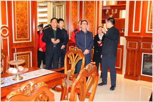 中国木材与木制品流通协会木门窗专委会张国林会长莅临万家园参观指导 中国木材与木制品流通协会木门窗专委会张国林会长莅临万家园参观指导