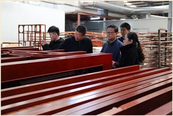 中国木材与木制品流通协会木门窗专委会张国林会长莅临万家园参观指导 中国木材与木制品流通协会木门窗专委会张国林会长莅临万家园参观指导