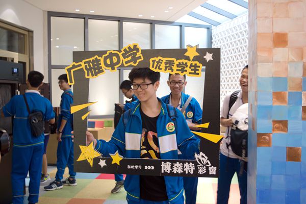 广雅中学组织学生参观博森特彩窗生产基地
