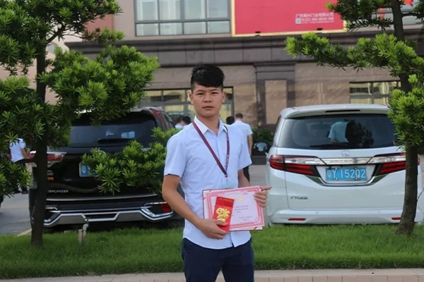 帝奥斯门窗十月份升旗仪式与员工表彰大会