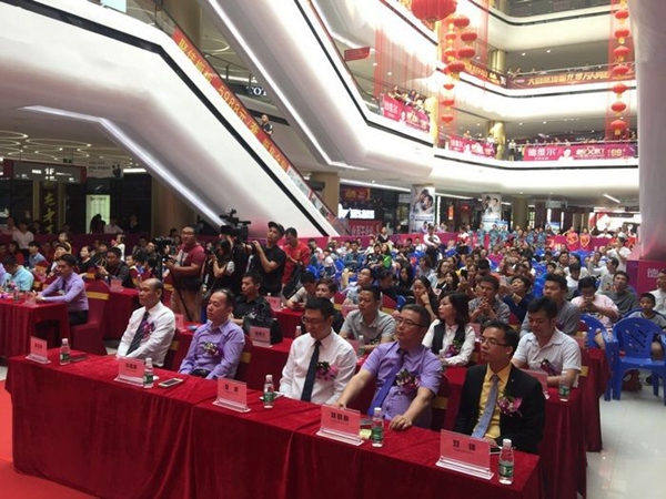 湛江德维尔双十一剁手节开启,香港情歌天后许秋怡现场助阵 湛江德维尔双十一剁手节开启,香港情歌天后许秋怡现场助阵