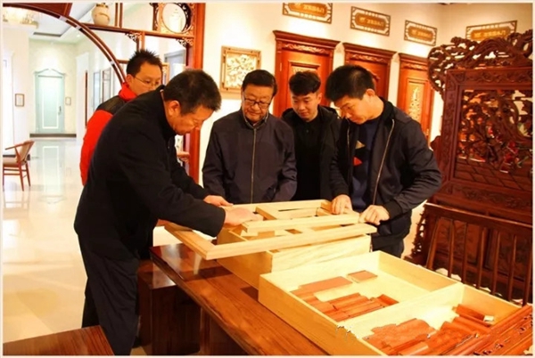 中国木材与木制品流通协会木门窗专委会张国林会长莅临万家园参观指导 中国木材与木制品流通协会木门窗专委会张国林会长莅临万家园参观指导