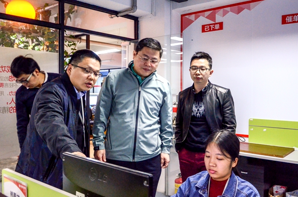 全国工商联家具装饰业商会张传喜会长一行莅临慧亚传媒参观指导