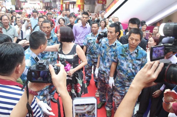 湛江德维尔双十一剁手节开启,香港情歌天后许秋怡现场助阵 湛江德维尔双十一剁手节开启,香港情歌天后许秋怡现场助阵