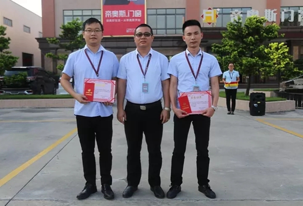 帝奥斯门窗十月份升旗仪式与员工表彰大会