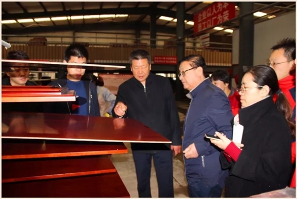 中国木材与木制品流通协会木门窗专委会张国林会长莅临万家园参观指导 中国木材与木制品流通协会木门窗专委会张国林会长莅临万家园参观指导