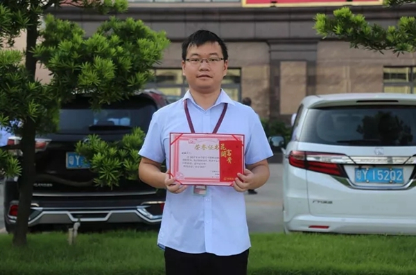 帝奥斯门窗十月份升旗仪式与员工表彰大会