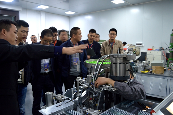  探寻滑轮工匠精神——成都家具行业商会走进欧派克