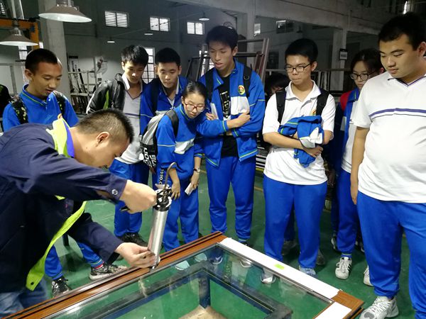 广雅中学组织学生参观博森特彩窗生产基地