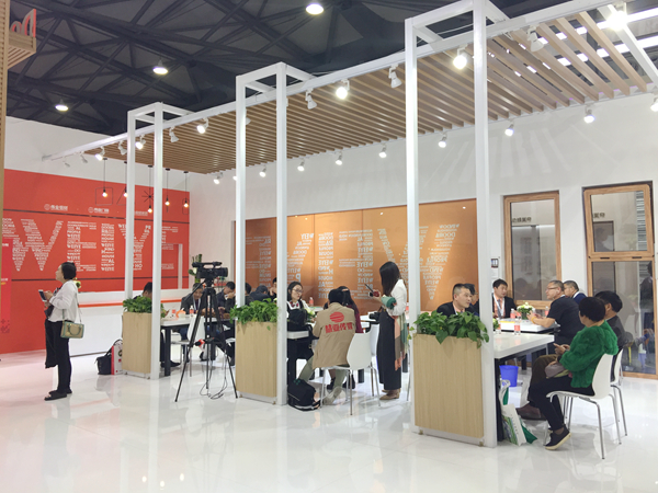 伟业副总经理李伟萍:定制全屋铝家居,“节能黑科技”盛大亮相幕墙展 伟业副总经理李伟萍:定制全屋铝家居,“节能黑科技”盛大亮相幕墙展