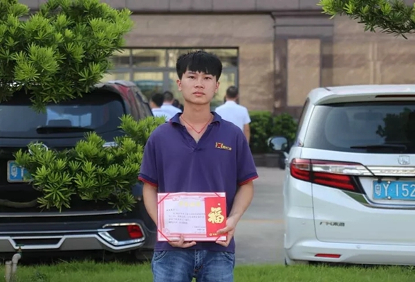 帝奥斯门窗十月份升旗仪式与员工表彰大会