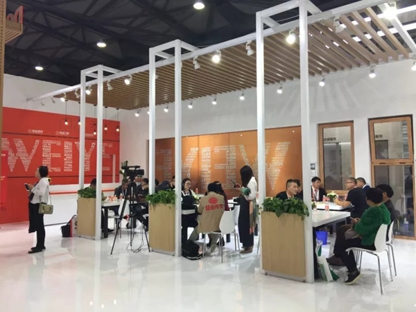 展会直击：伟业开启“全铝定制家”盛大登场，绽放上海