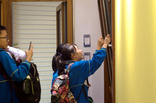 广雅中学组织学生参观博森特彩窗生产基地