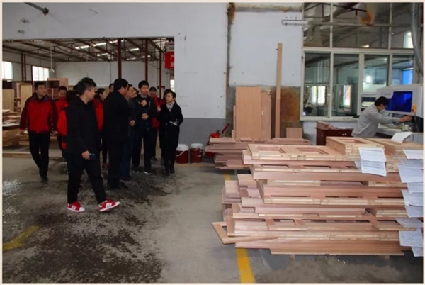 中国木材与木制品流通协会木门窗专委会张国林会长莅临万家园参观指导 中国木材与木制品流通协会木门窗专委会张国林会长莅临万家园参观指导