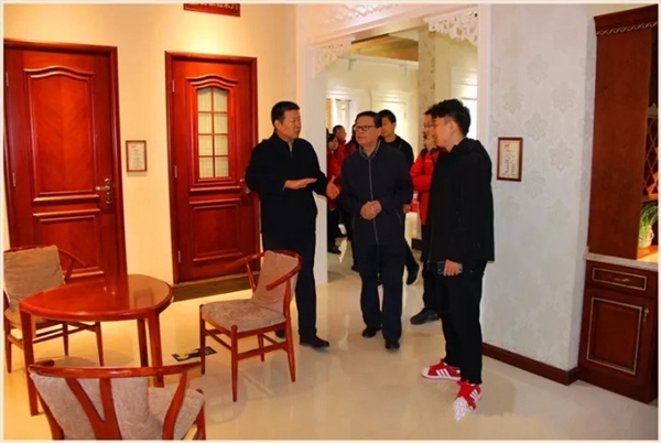 中国木材与木制品流通协会木门窗专委会张国林会长莅临万家园参观指导 中国木材与木制品流通协会木门窗专委会张国林会长莅临万家园参观指导