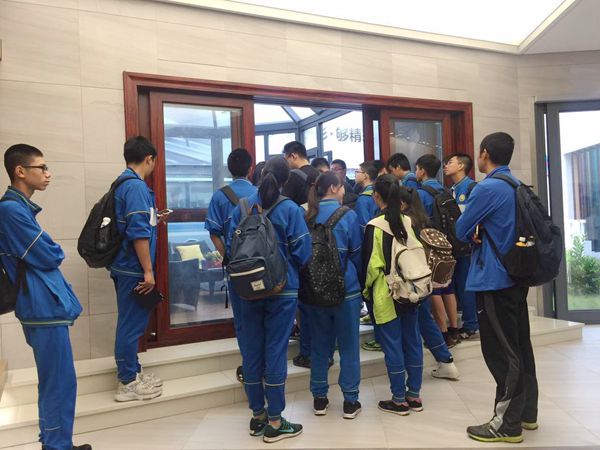 广雅中学组织学生参观博森特彩窗生产基地
