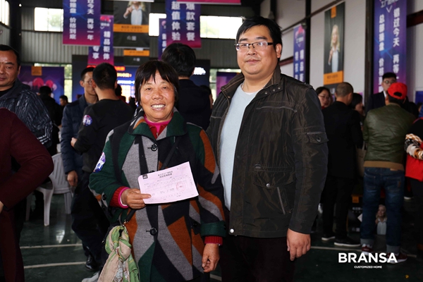 11.25引爆全场:布兰莎工厂团购会疯抢嗨翻天! 11.25引爆全场:布兰莎工厂团购会疯抢嗨翻天!