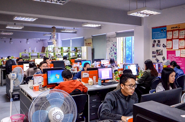 全国工商联家具装饰业商会张传喜会长一行莅临慧亚传媒参观指导