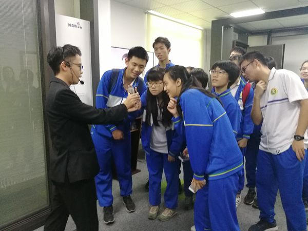 广雅中学组织学生参观博森特彩窗生产基地