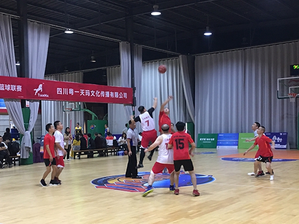兄奕杯篮球联赛：立巢队勇夺三连胜，板材销售精英篮球场展雄风！