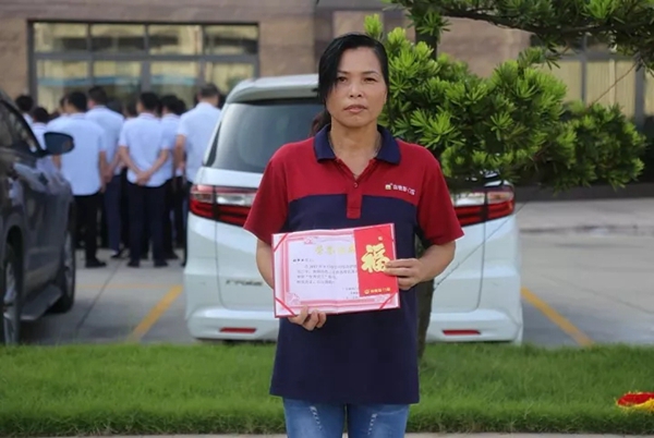 帝奥斯门窗十月份升旗仪式与员工表彰大会