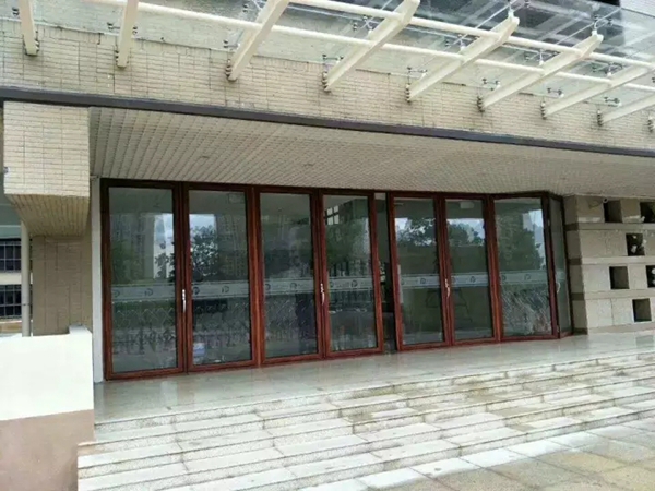 伟业门窗：折叠门伴您生活，让您轻松拥有“优异”家