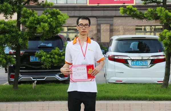 帝奥斯门窗十月份升旗仪式与员工表彰大会