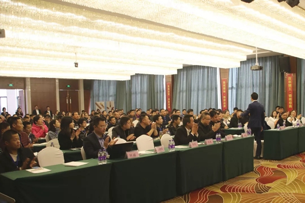 为何科鲁特第一届招商会就有180多人参加? 为何科鲁特第一届招商会就有180多人参加?