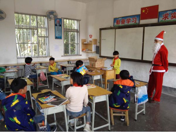 “惊喜圣诞,爱满童路”关爱贫困儿童，让爱在身边传递——欧神诺诺动计划之怀集县金汶小学