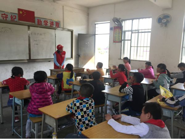 “惊喜圣诞,爱满童路”关爱贫困儿童，让爱在身边传递——欧神诺诺动计划之怀集县金汶小学