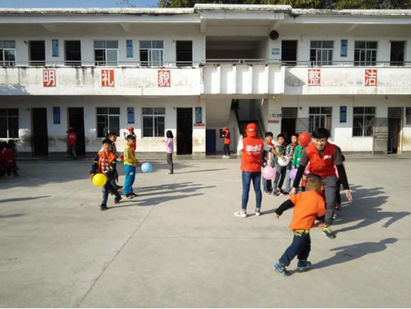 “惊喜圣诞,爱满童路”关爱贫困儿童，让爱在身边传递——欧神诺诺动计划之怀集县金汶小学