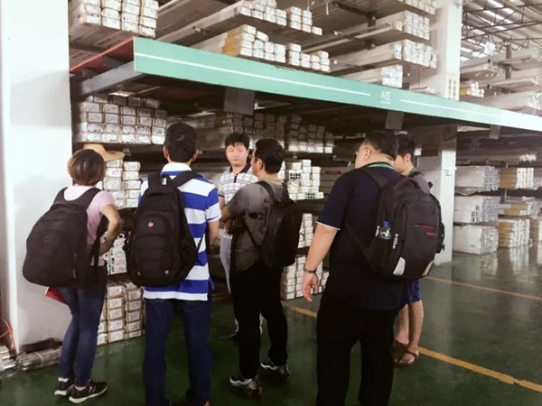 马来西亚客商朋友:先越门窗“目光远大、胸怀天下。” 马来西亚客商朋友:先越门窗“目光远大、胸怀天下。”