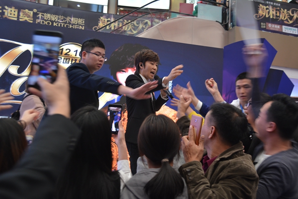 邰正宵空降法迪奥“新柜族Party”， 温情解码“微粒子晶脂技术”！