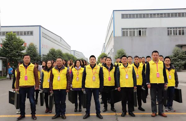 开心木门2018年感恩服务行全国正式启动
