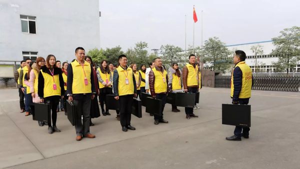 开心木门2018年感恩服务行全国正式启动
