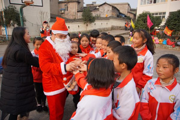 成都欧神诺陶瓷“诺动计划”公益行：我不是秦总，我是秦老师